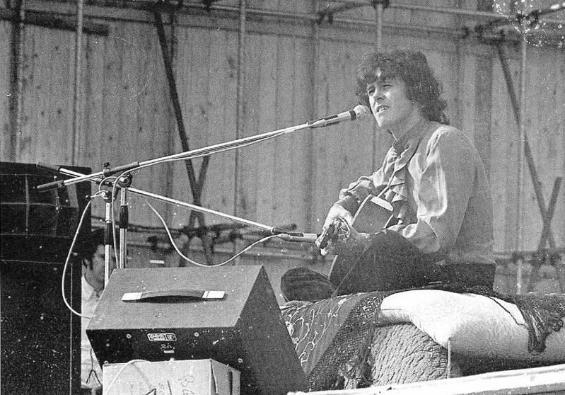 Donnovan on stage. Donnovan on stage.