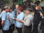 Fred chats to nurses from nearby Shalon Court Nursing Home (94K)