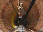 Looking down the mine shaft (91K)