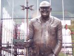 Fred Dibnah Statue, Bolton. (86K)