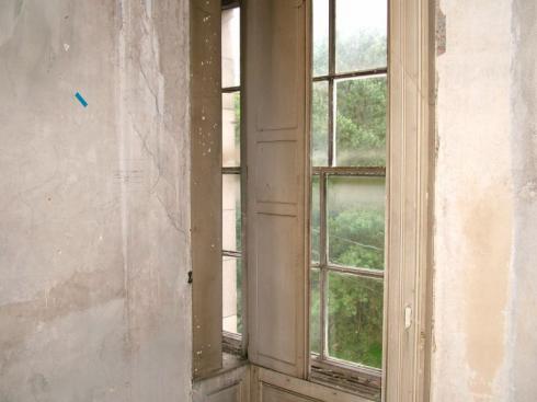 Bad design, window shared by two rooms Bad design, window shared by two rooms