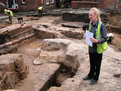 Ian Miller explains the excavation Ian Miller explains the excavation