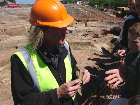 Ian Miller describes the pottery just found Ian Miller describes the pottery just found