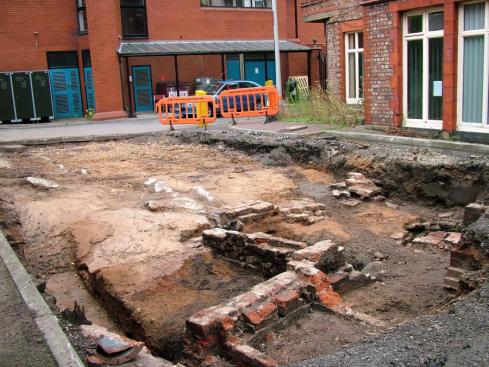 More digging close to Hewlett Street buildings More digging close to Hewlett Street buildings