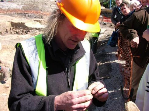 Ian Miller describes the pottery just found Ian Miller describes the pottery just found