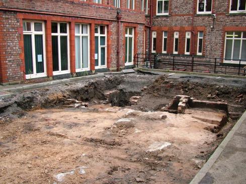 More digging close to Hewlett Street buildings More digging close to Hewlett Street buildings