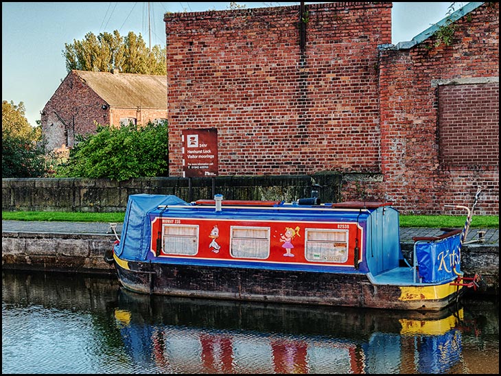 Short and narrow boat