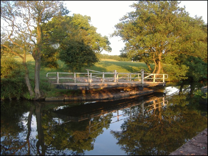 Swing bridge