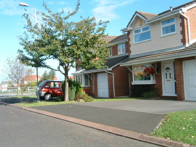 Deben Close, Standish