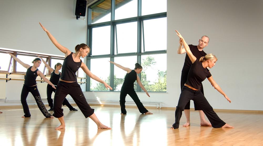 Mark Edward & Company Dance Theatre teaching contemporary dance techniques and company repertoire